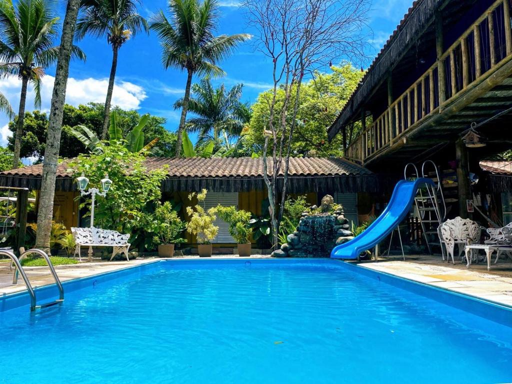 Piscina ao ar livre rodeada por árvores e plantas