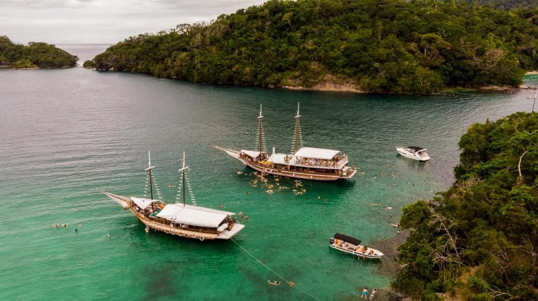 Passeio de escuna e lancha em Angra dos Reis: roteiros e dicas