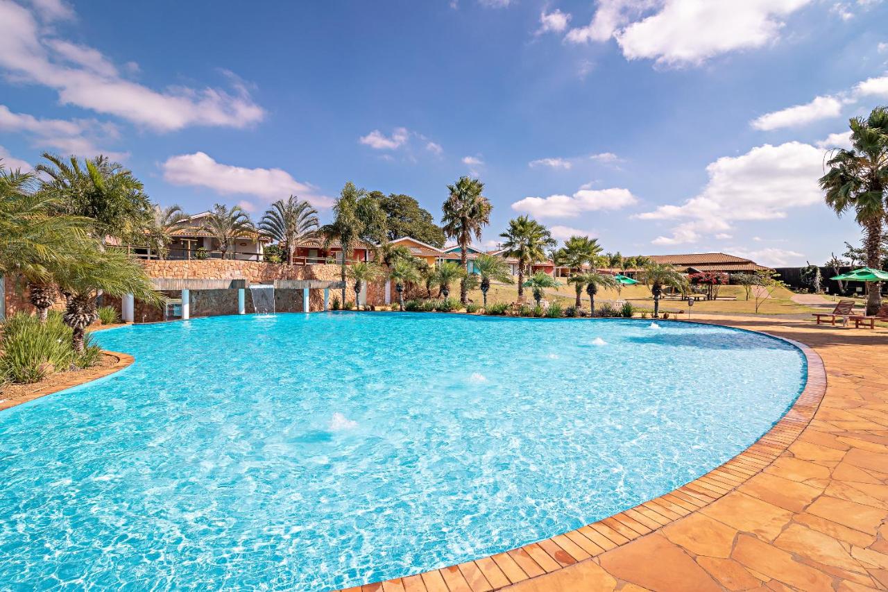 Piscina ao ar livre em hotel fazenda em Brotas