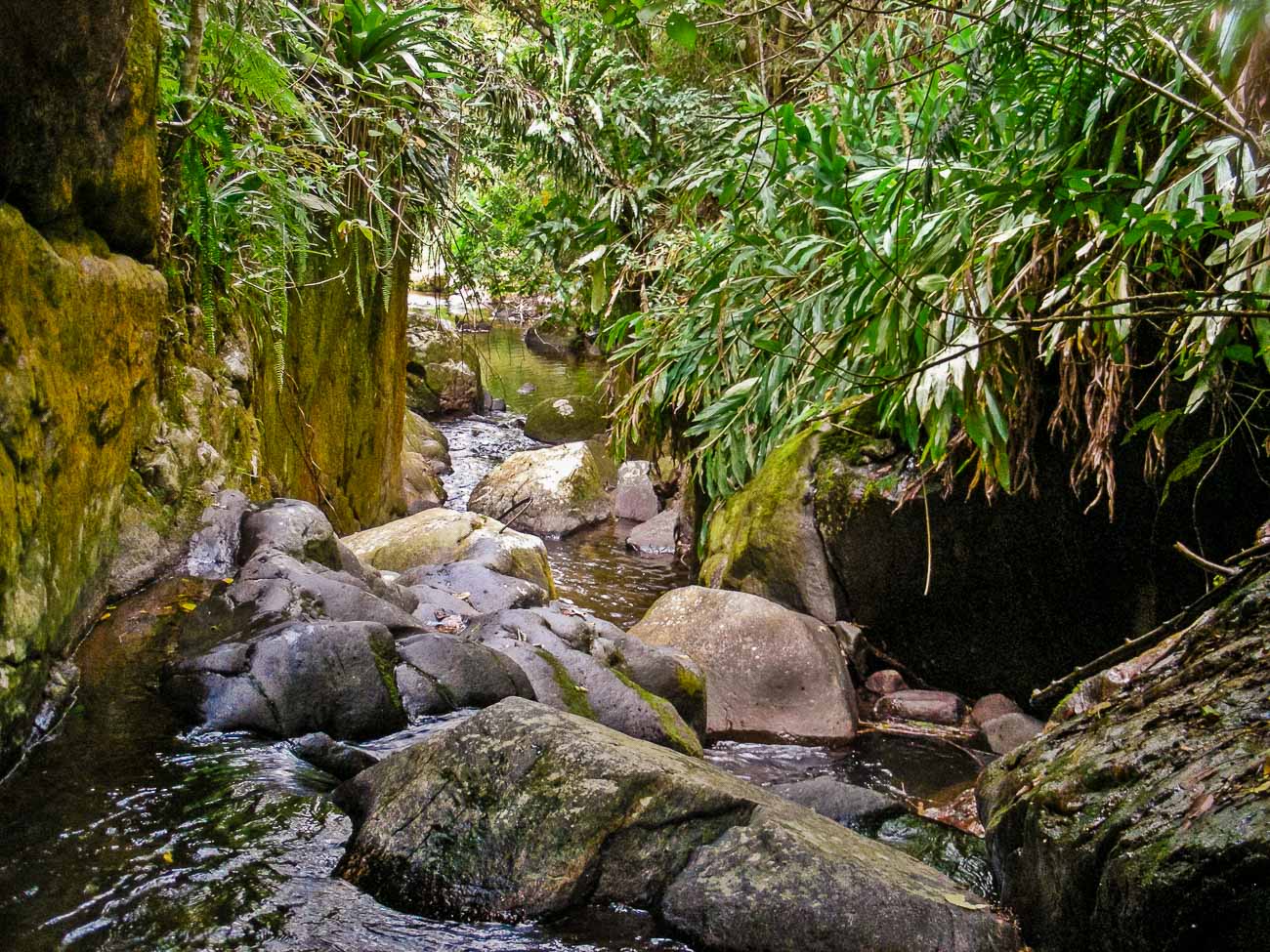 Caminho de pedras com corredeiras d'água até a Cachoeira Indiana Jones