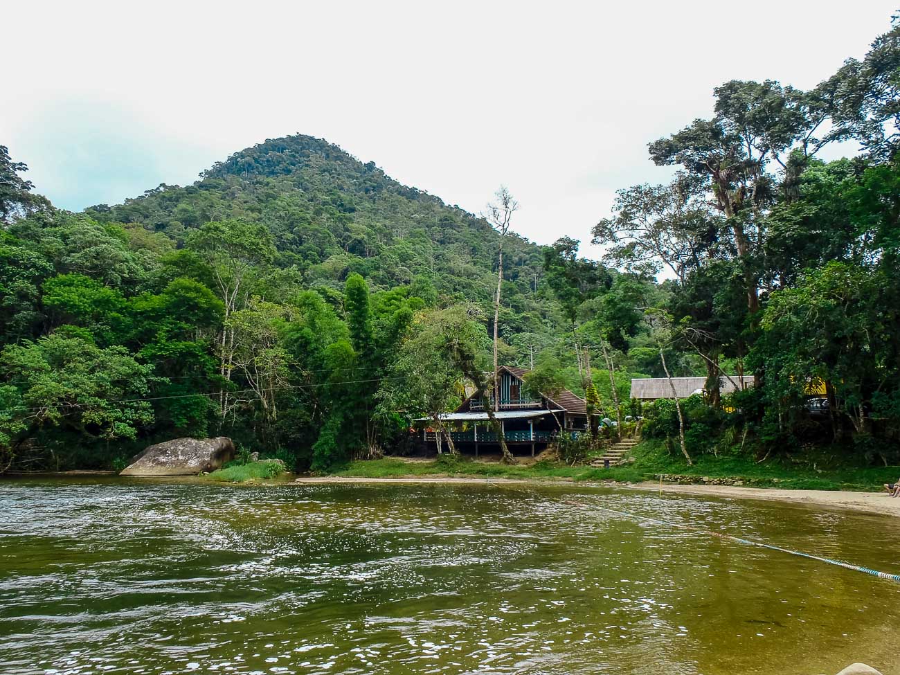 Águas esverdeadas do Poço Feio em Lumiar