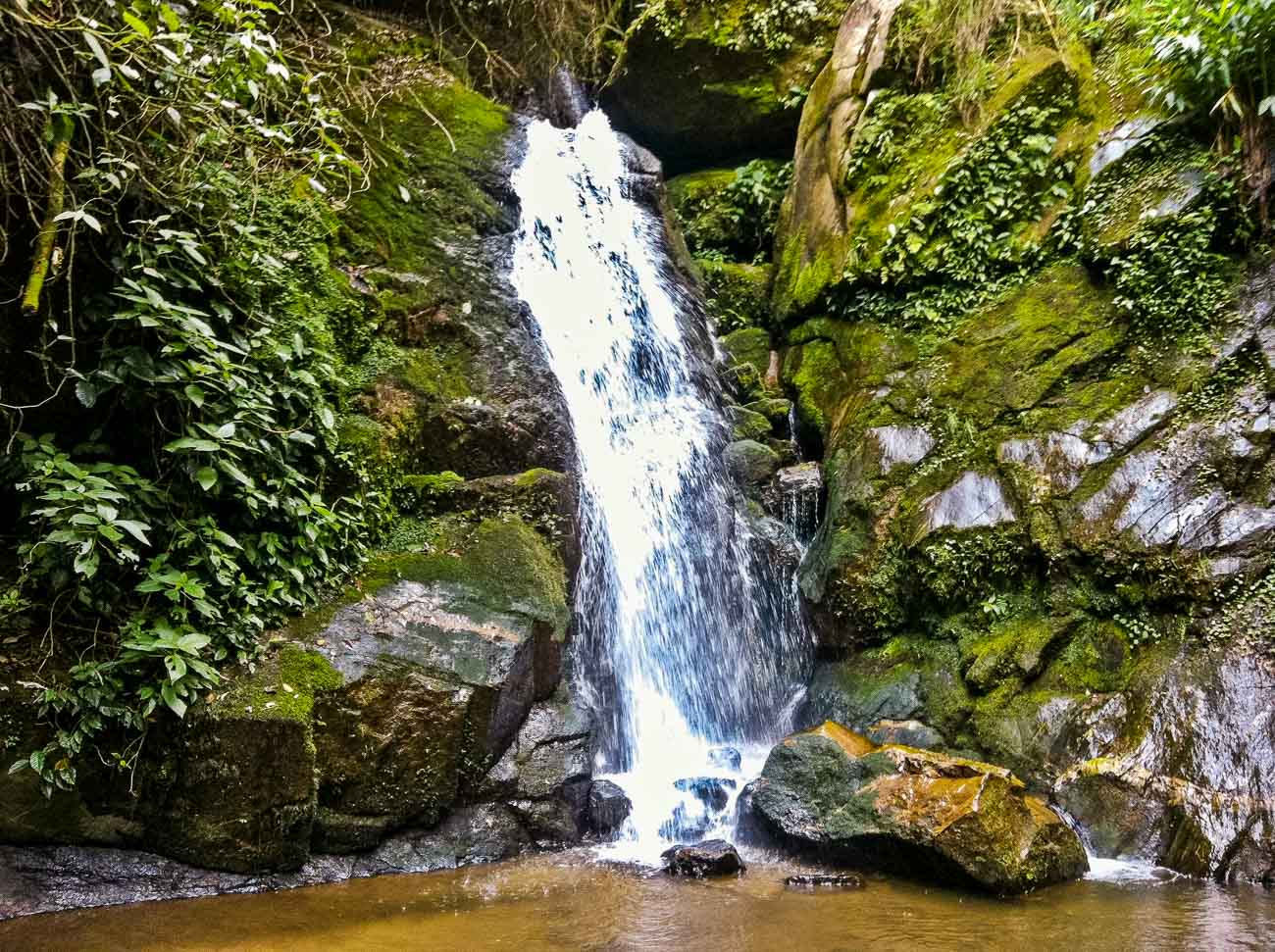 Queda d'água formando o poço da Cachoeira de São José