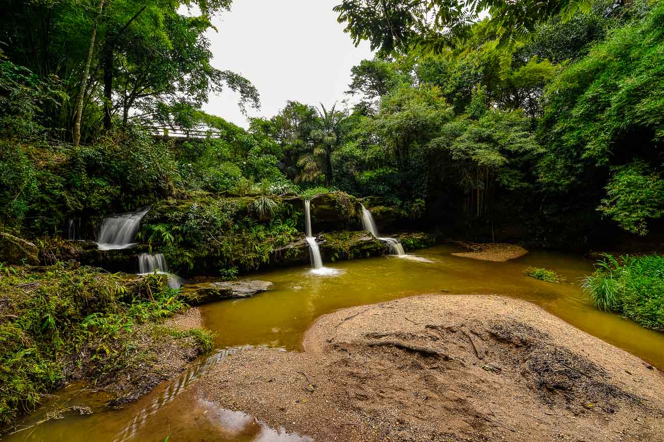 Cachoeira Reserva do Cala Boca cercada por natureza