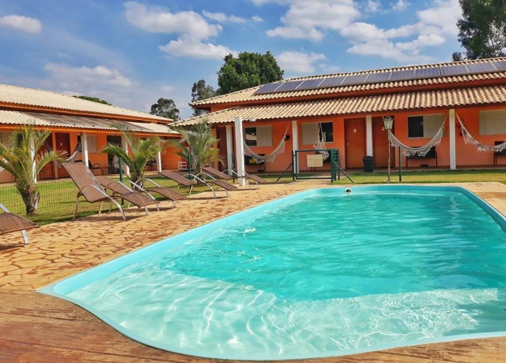 Piscina ao ar livre com espreguiçadeiras na borda