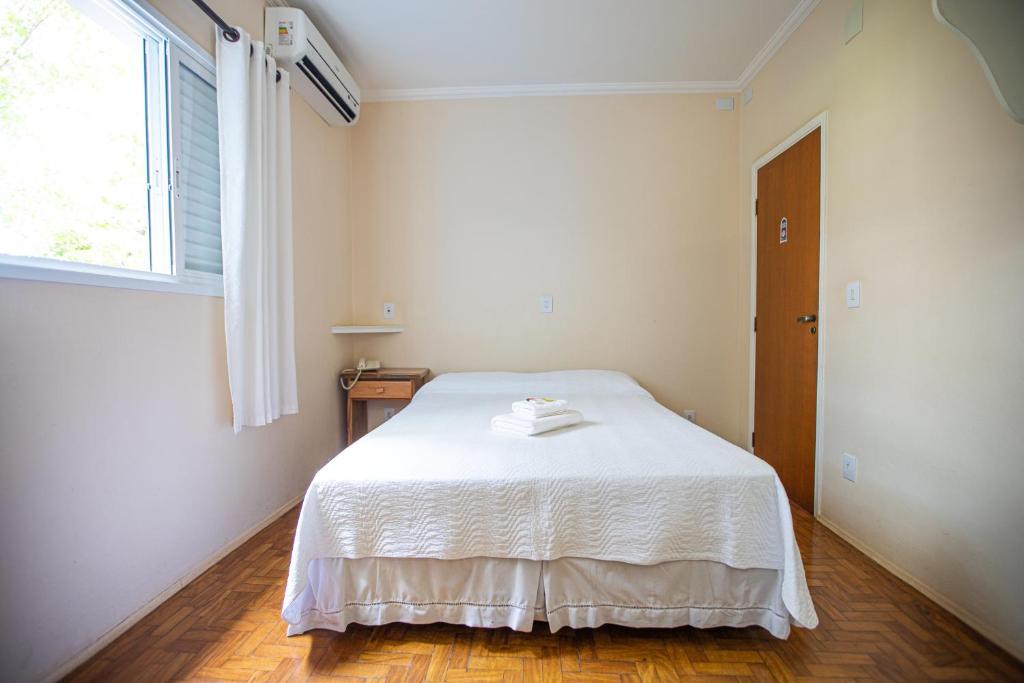 Quarto simples de casal em hotel em Brotas