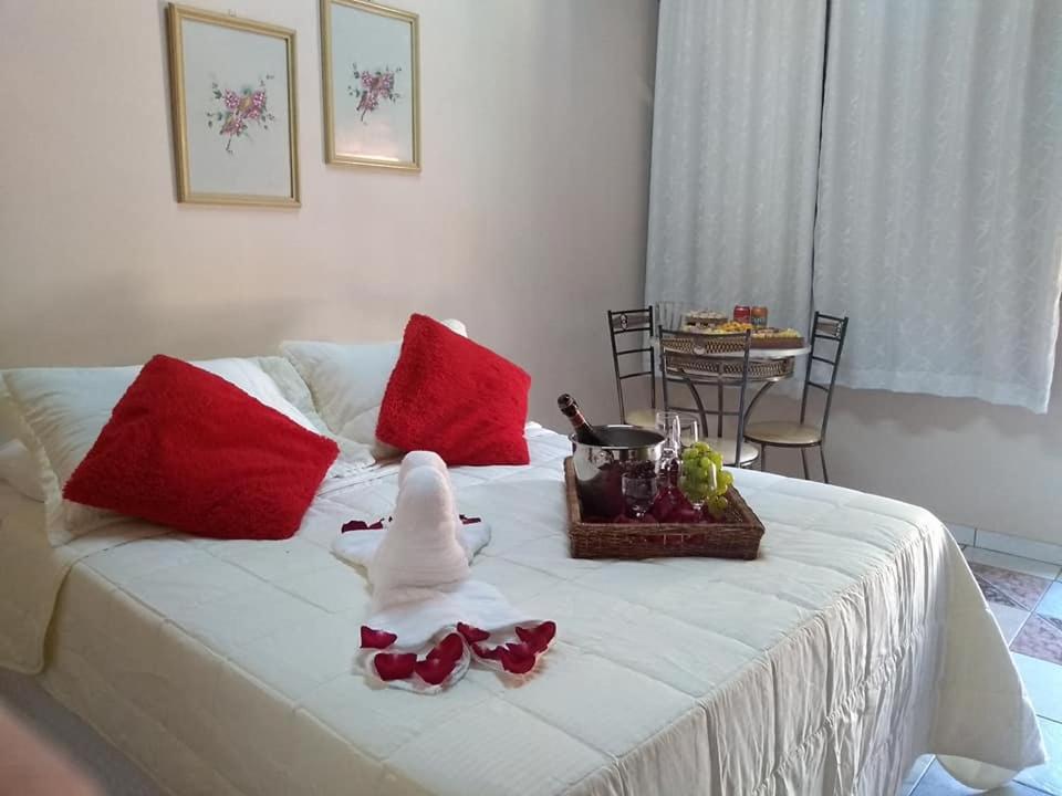 Quarto de casal aconchegante e com decoração romântica