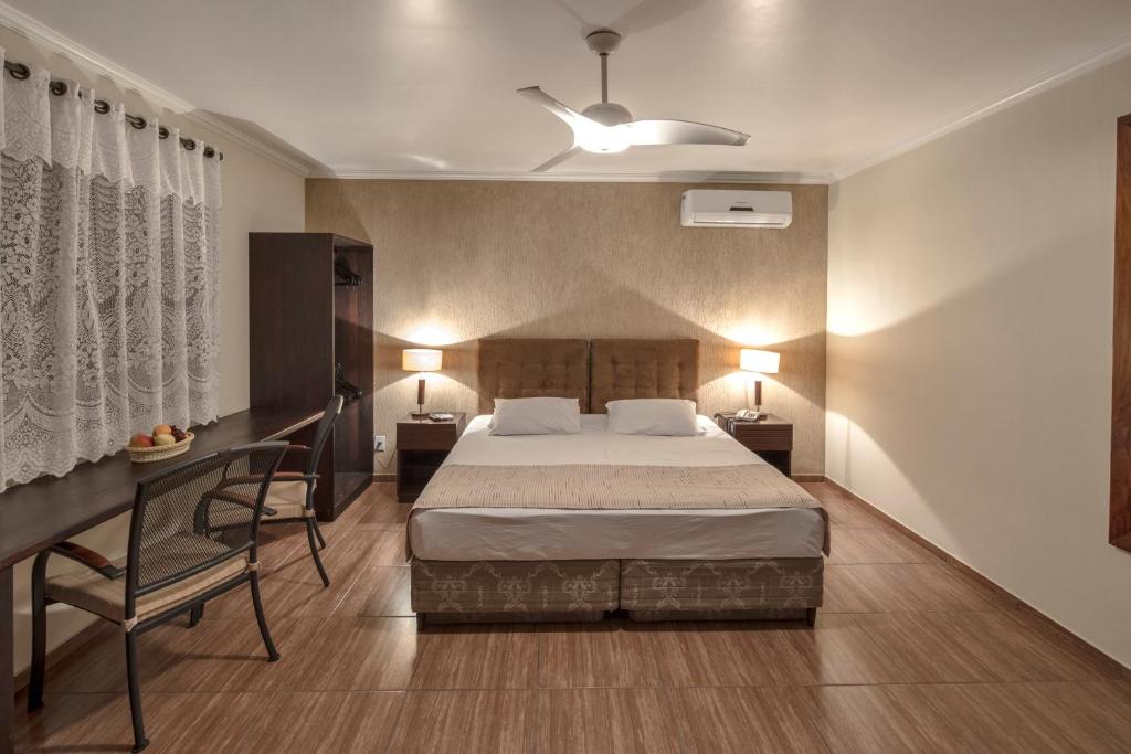 Quarto de casal em pousada em Brotas com decoração e mobília modernas