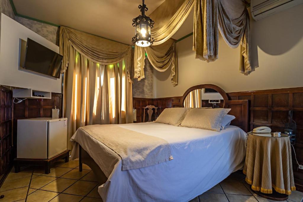 Quarto de casal com decoração europeia