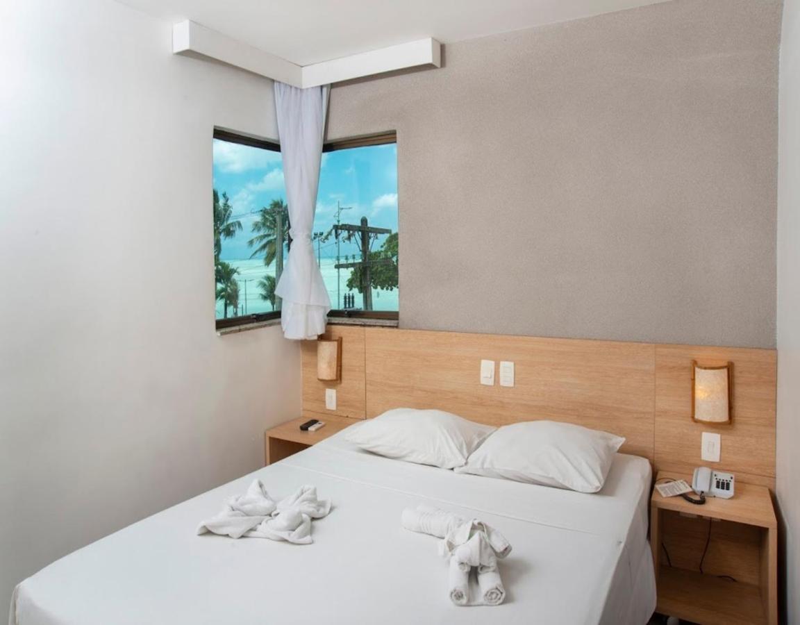 Quarto com cama de casal em hotel em Maceió