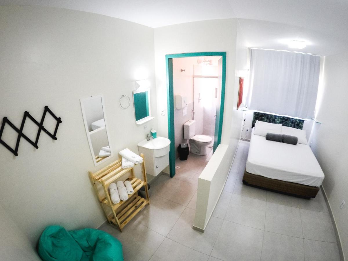 Quarto amplo com cama de casal e banheiro