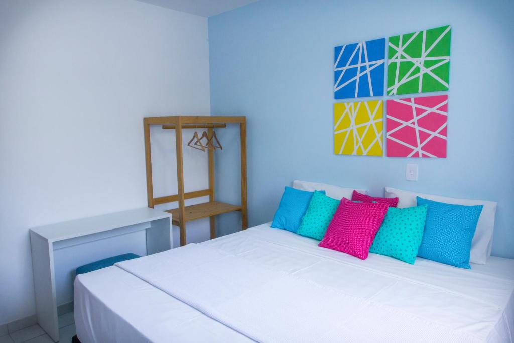 Quarto de casal com decoração colorida em pousada em Maceió