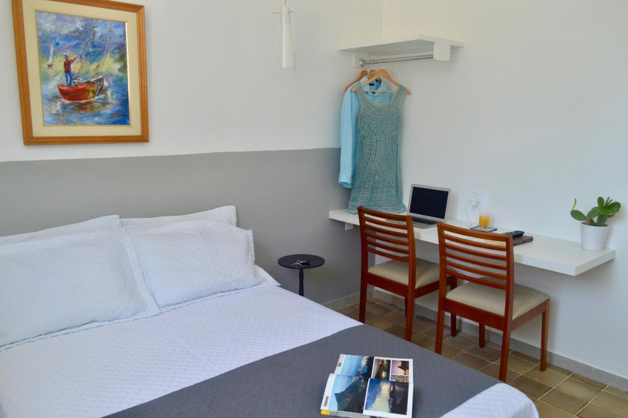 Quarto com cama de casal em pousada em Maceio