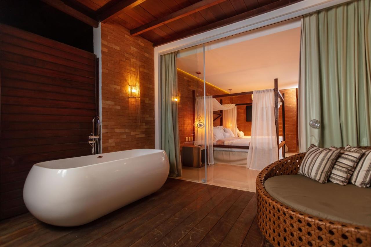 Quarto de casal luxuoso com banheira de hidromassagem em resort em Maceió