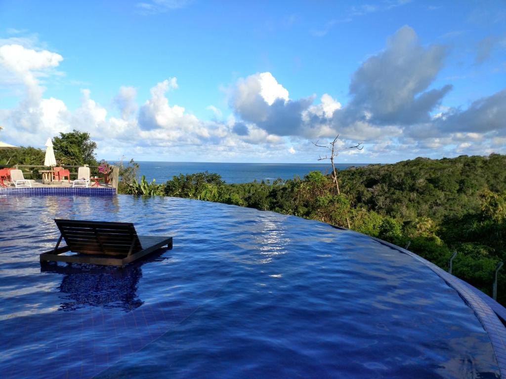 Piscina de borda infinita com vista para o mar em Hotel em Maceió