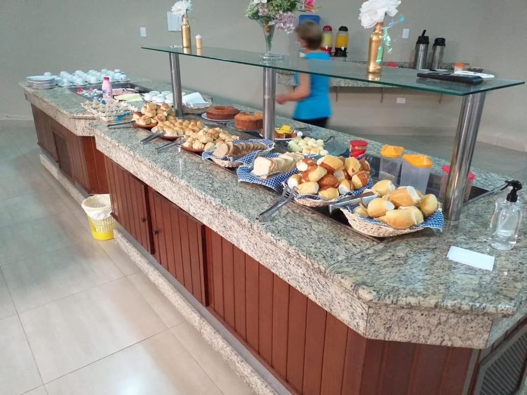 Ambiente de café da manhã com buffet em hotel em Águas de São Pedro