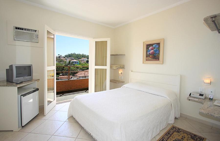 Quarto de casal com decoração minimalista 