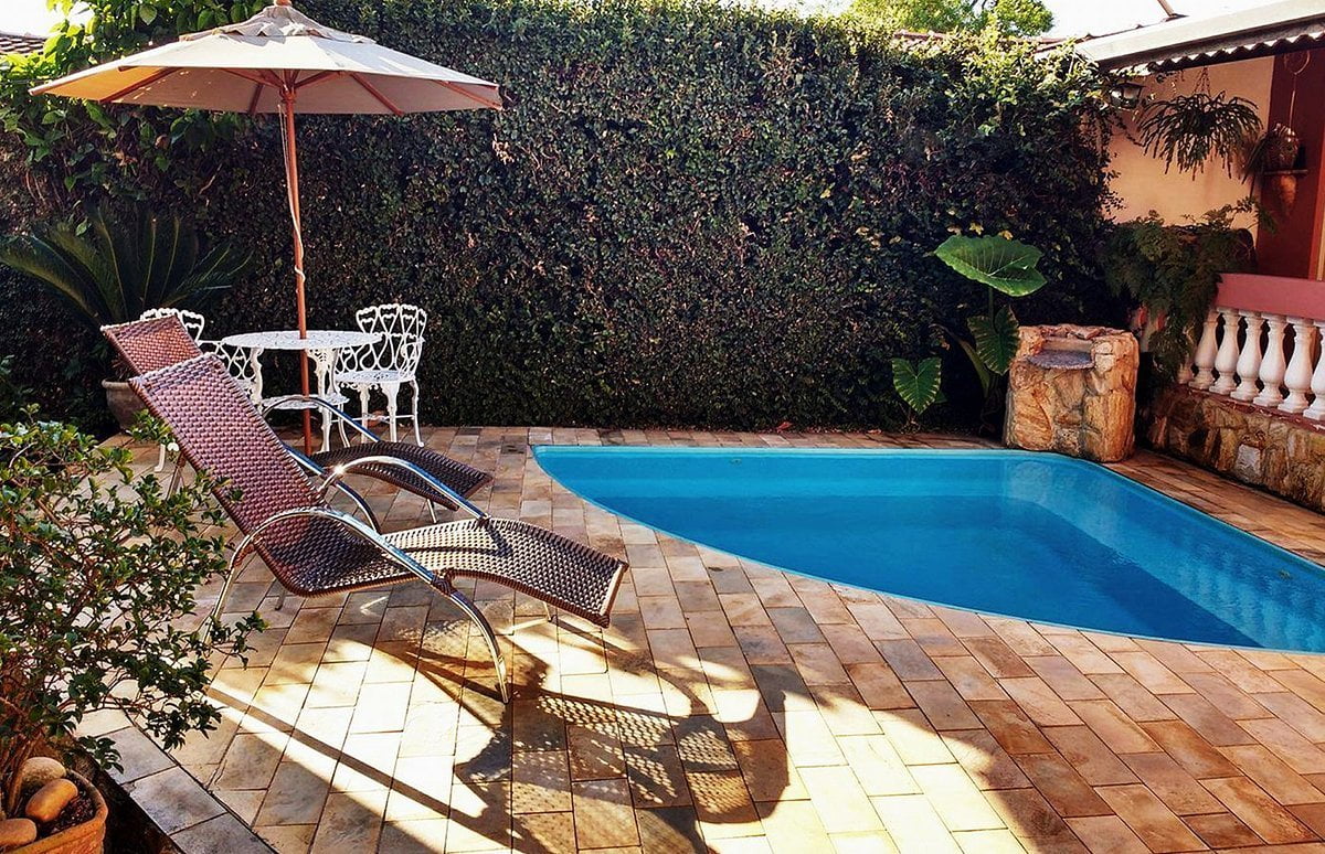 Piscina ao ar livre e espreguiçadeiras