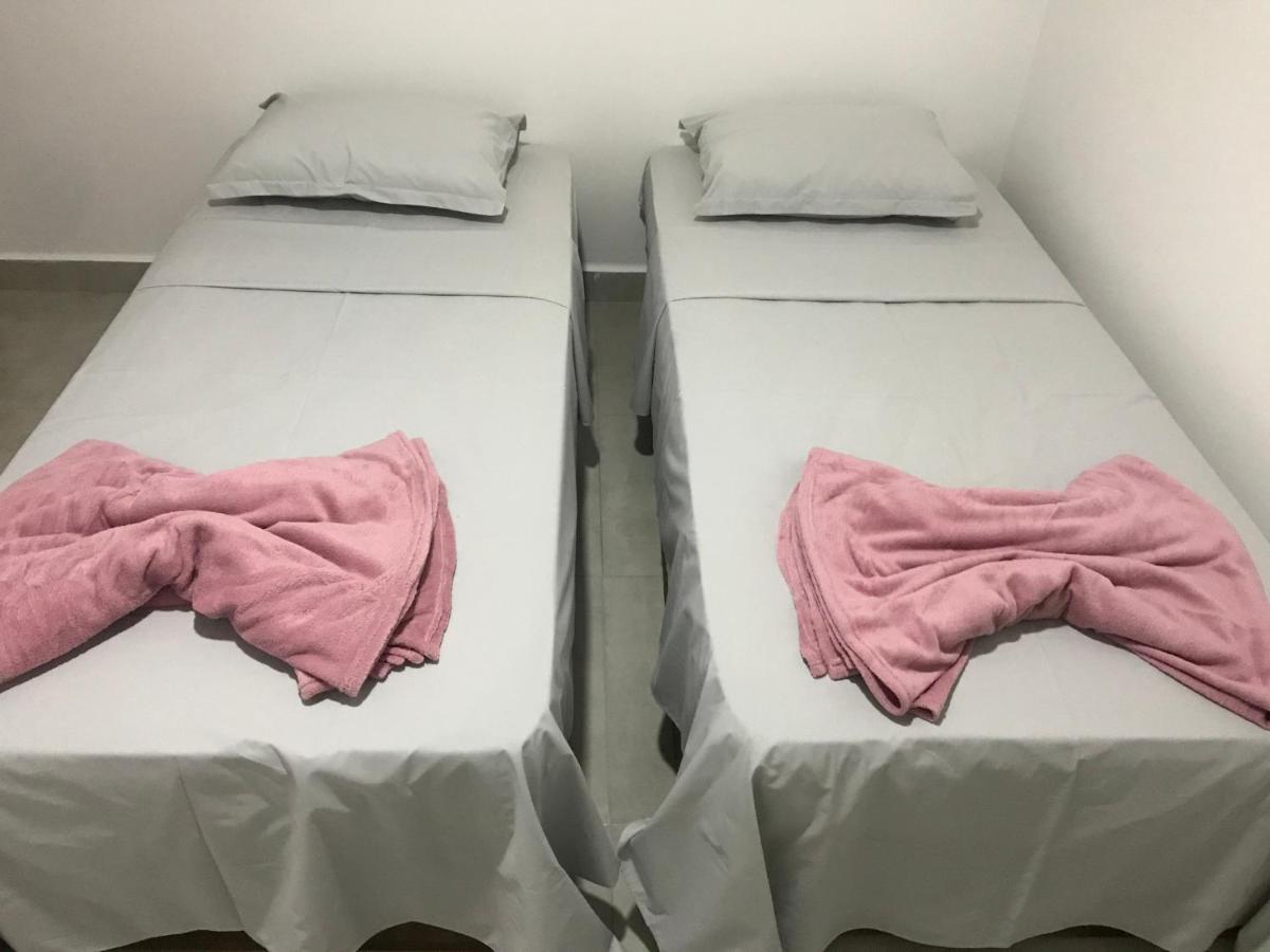 Quarto com duas camas de solteiro
