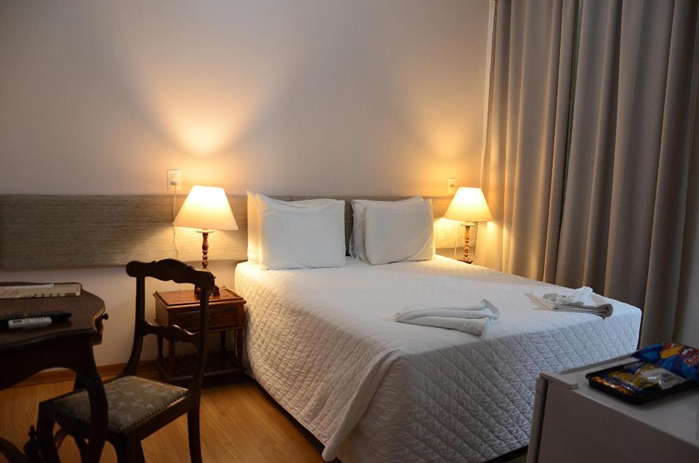 Quarto de casal bem decorado e iluminado