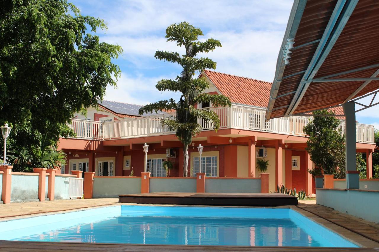 Piscina ao ar livre em dia de sol 