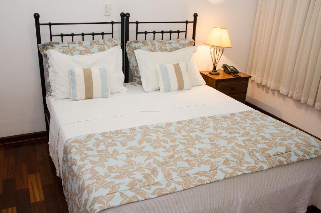 Cama de casal aconchegante em pousada