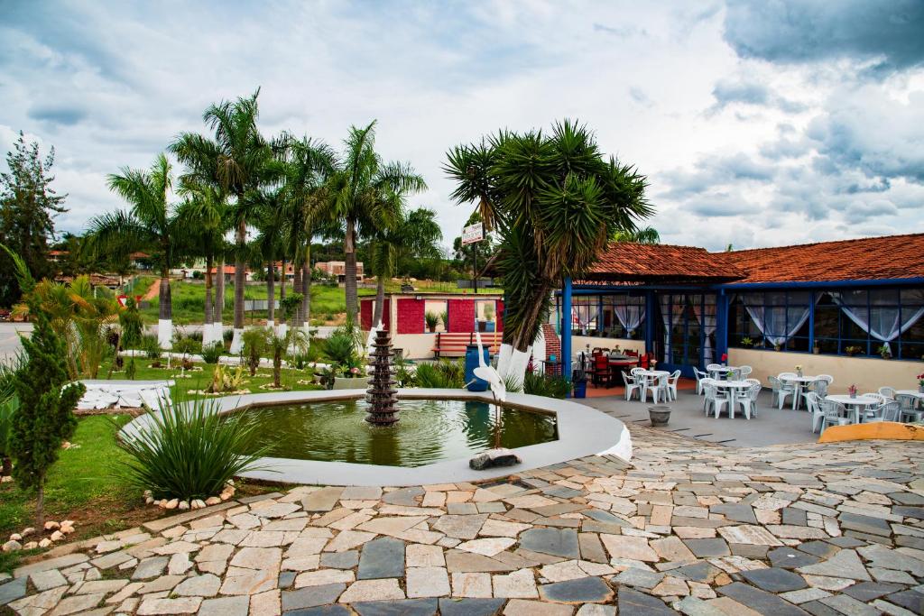 Área de lazer com lago e área arborizada