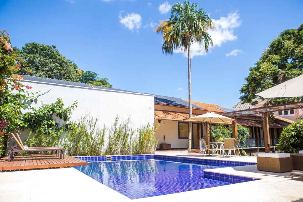 Piscina ao ar livre em pousada sofisticada em São João del Rei