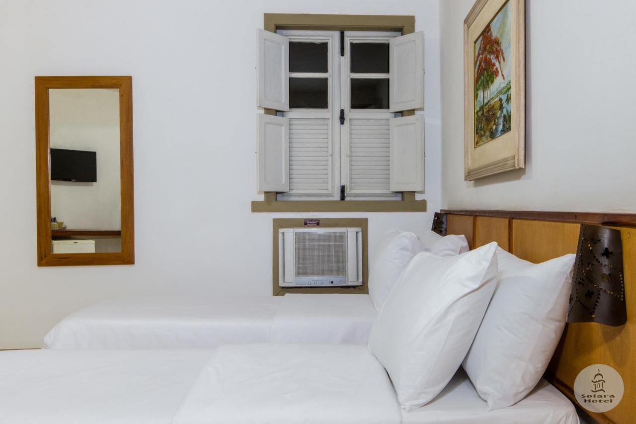 Quarto com cama de casal e decoração clean