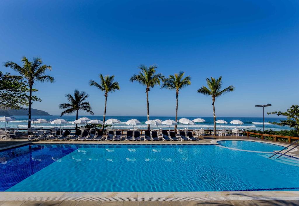Piscina com espreguiçadeiras de frente para a praia