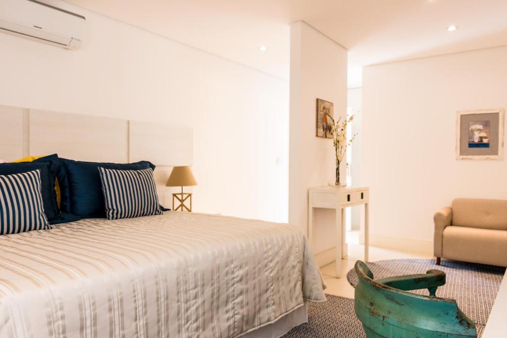 Quarto em hotel em Maresias com decoração clean