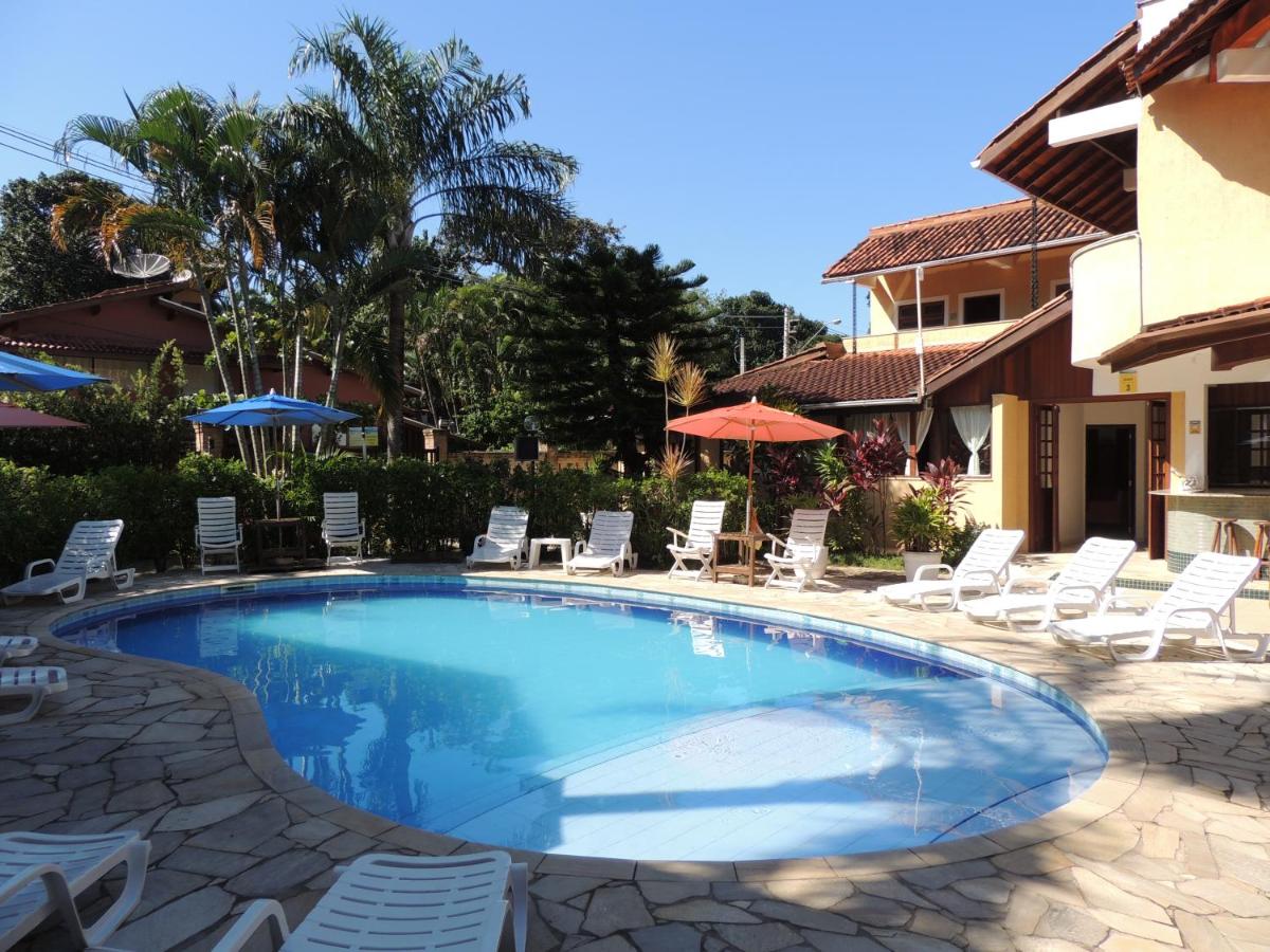 Piscina ao ar livre em pousada em Maresias