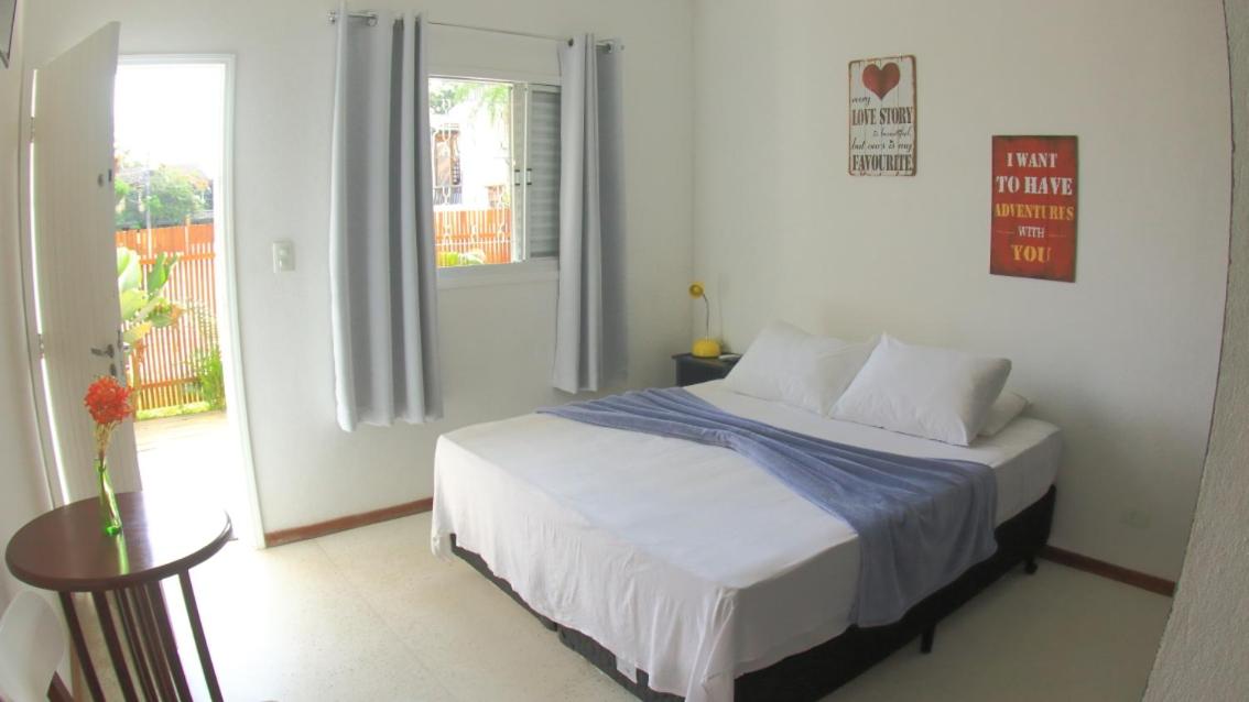 Quarto de casal com decoração simples em pousada em Maresias