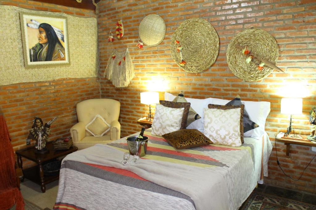 Quarto com decoração temática em pousada em Brotas