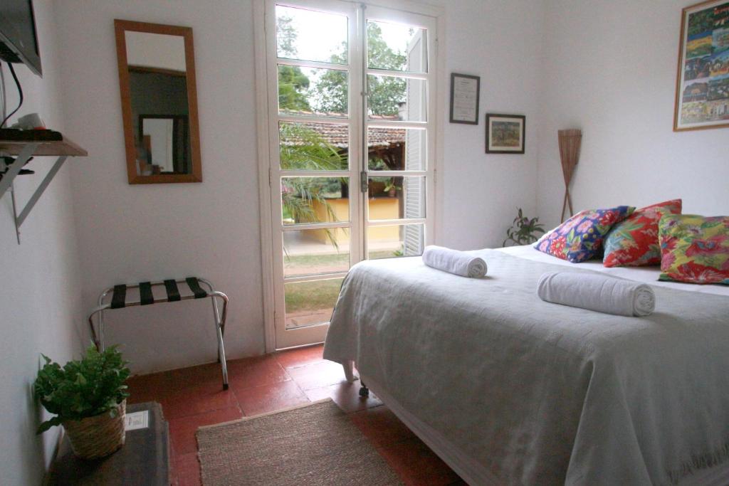 Quarto com cama de casal bem iluminado em hotel fazenda em Brotas
