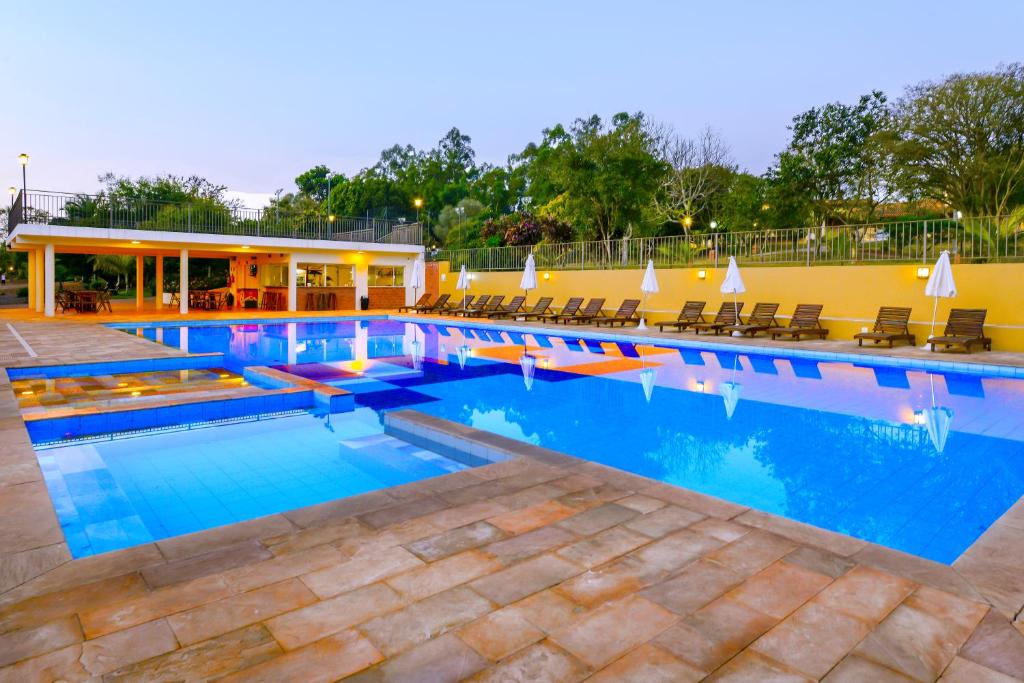 Piscina grande ao ar livre