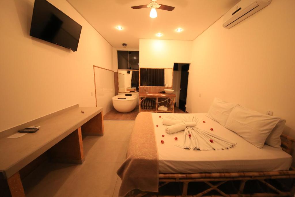 Quarto de casal com banheira de hidromassagem em hotel em Brotas