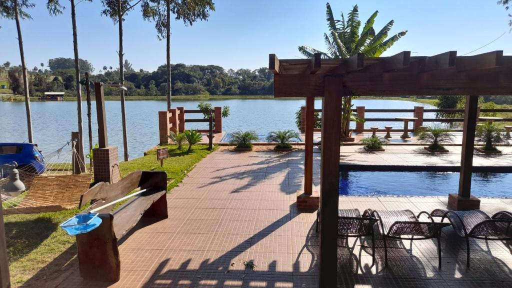 Deck de madeira com piscina e vista para rio