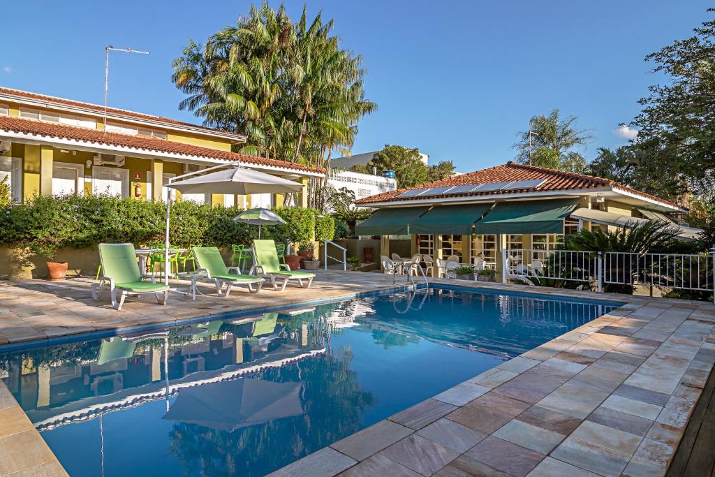 Piscina ao ar livre em pousada em Brotas