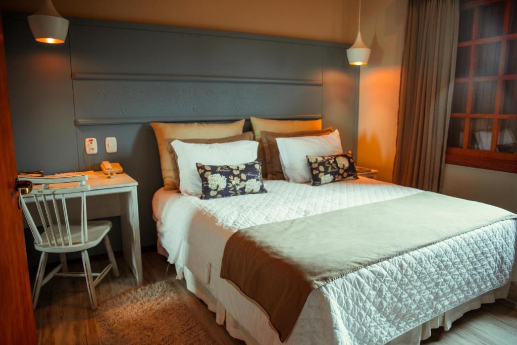 Cama de casal em quarto moderno