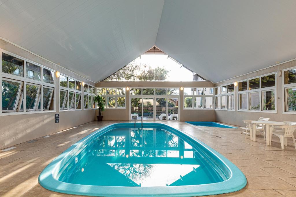 Piscina aquecida e coberta em hotel em Gramado