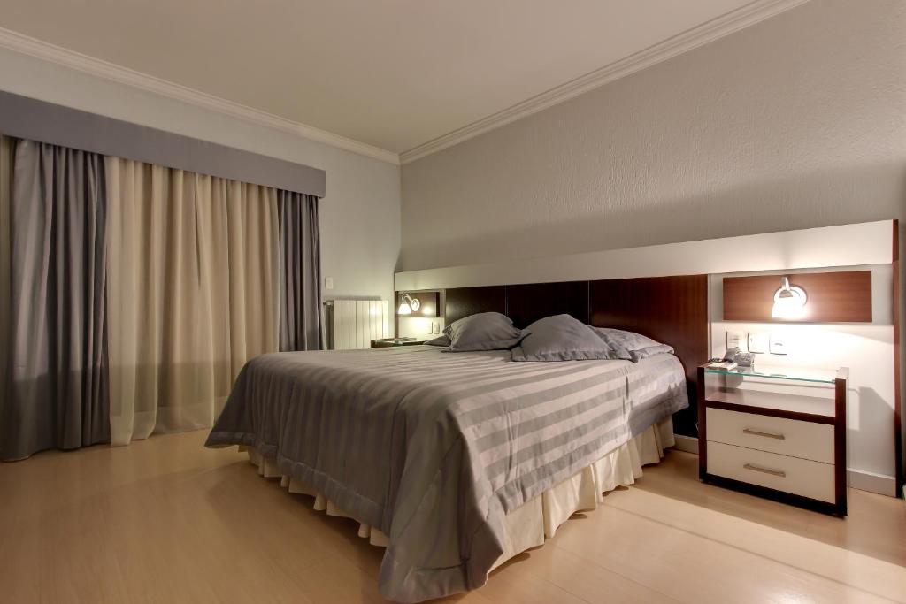 Quarto de casal com decoração moderna em hotel em Gramado