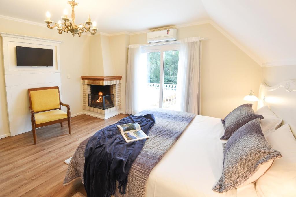 Quarto de casal com lareira em hospedagem em Gramado