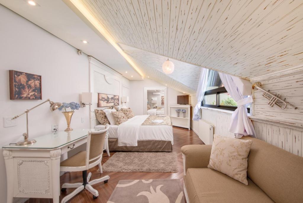 Quarto de hotel com decoração luxuosa e rústica contemporânea em Gramado  