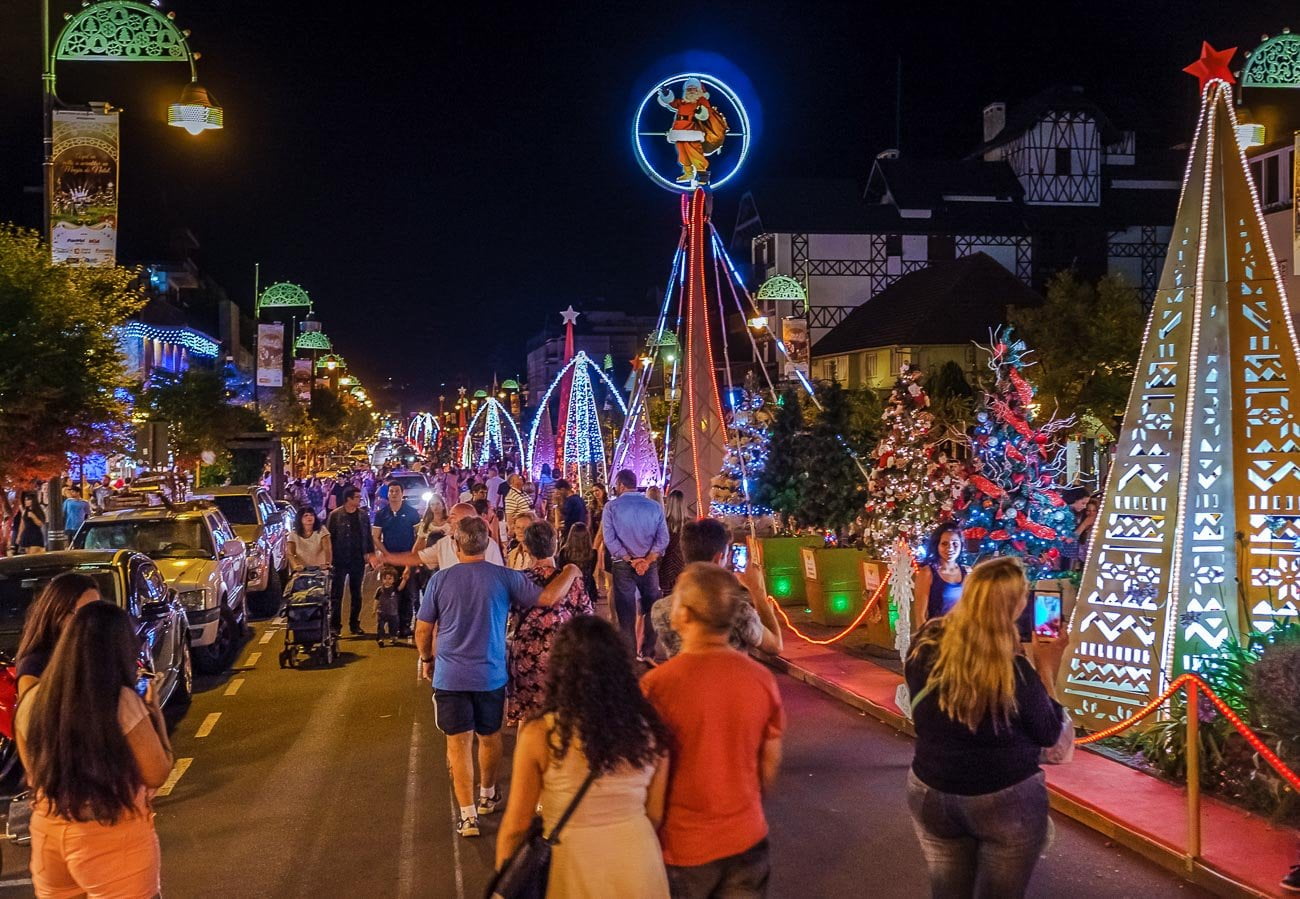 Natal Luz em Gramado durante a noite
