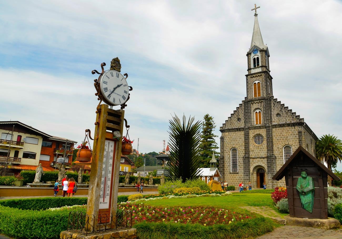 Matriz de São Pedro em Gramado com jardim na frente e um termômetro