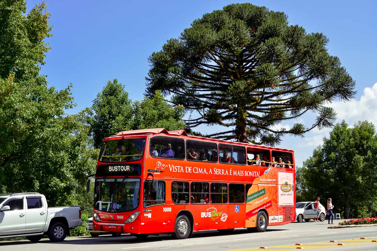Bus Tour passando pela rua em Gramado