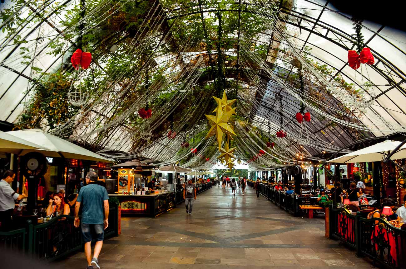 Rua Coberta em Gramado com teto de vidro e plantas pendentes com decoração de natal