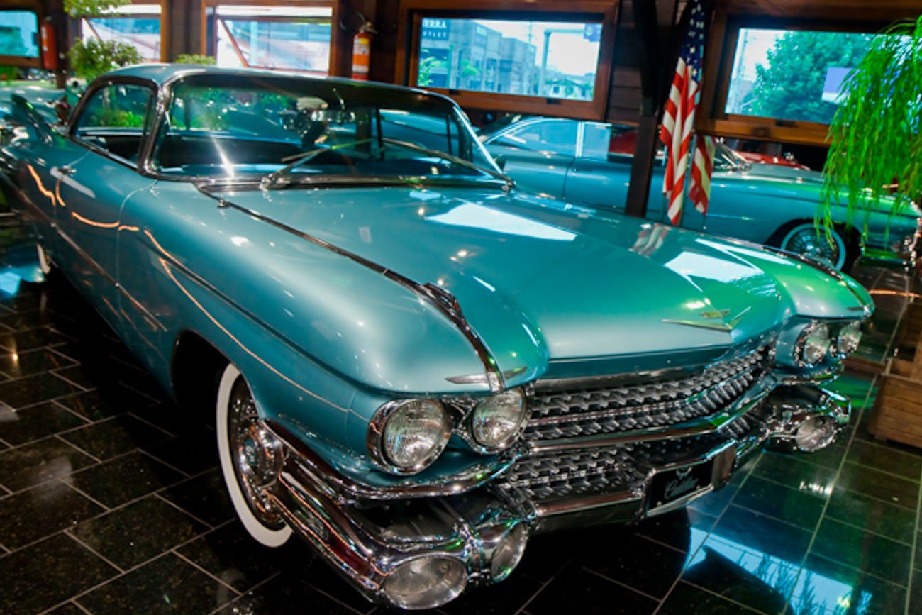 Um cadillac azul de 1959 no Hollywood Dream Cars
