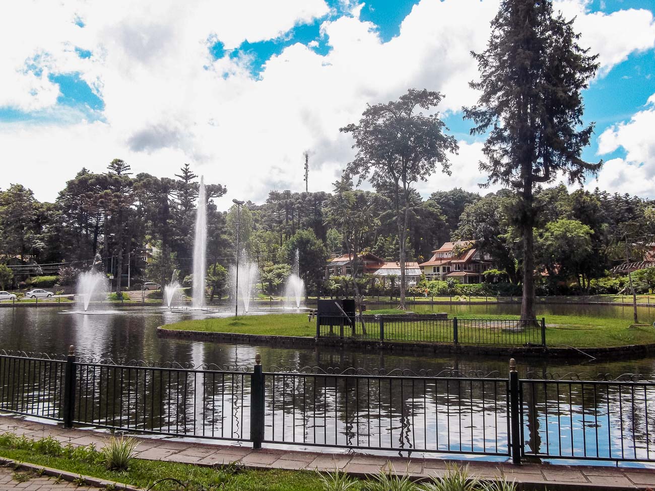 Lago Joaquina Rita Bier em um dia nublado em Gramado
