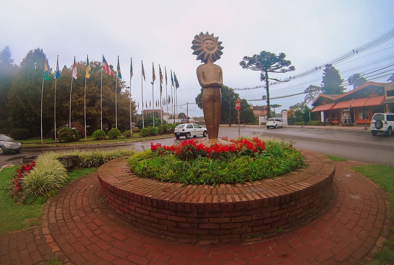 Rótula das Bandeiras em um dia nublado em Gramado